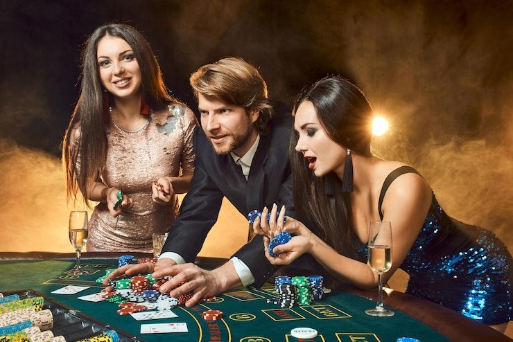 Panduan strategi Caribbean Stud Poker di maroon toto menampilkan rekomendasi fold/call berdasarkan kartu tangan dan kartu dealer