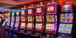 Layar Lightning Roulette maroon toto menampilkan meja dealer langsung dengan nomor berkilat yang ditandai